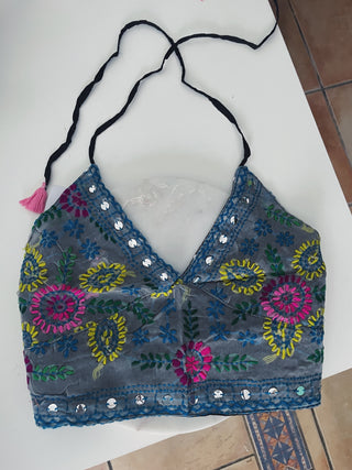 Top bordado gris con detalles amarillos, verdes, azules y rosas.