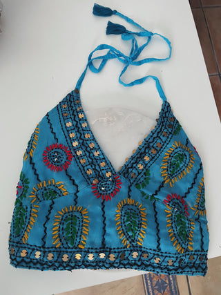 Top Turquesa bordado con detalle amarillo, verde, rojo y negro.