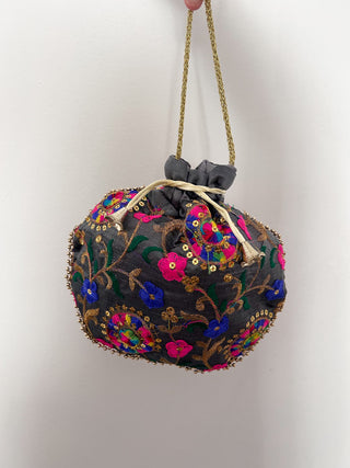 Bolso saquito gris con flores fucsias