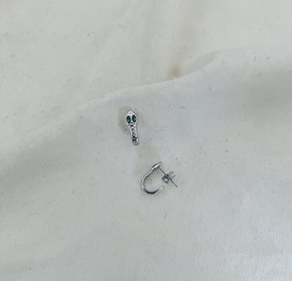 Pendiente serpiente ojitos verdes plata