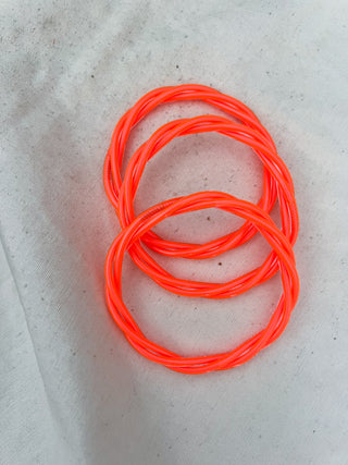 Pulsera pan de oro cruzada naranja flúor