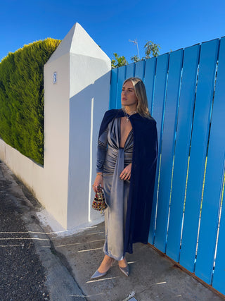 Vestido cascada terciopelo gris