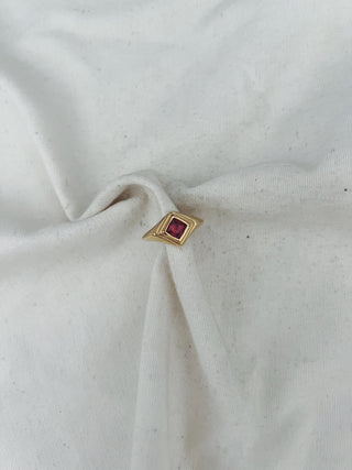 Anillo granda rojizo