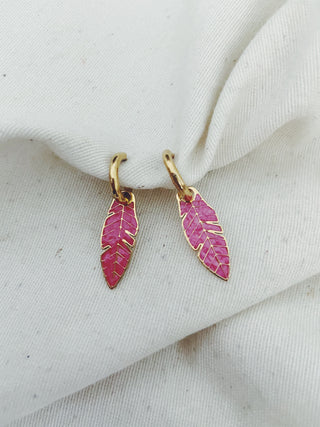 Aritos plumitas rosas
