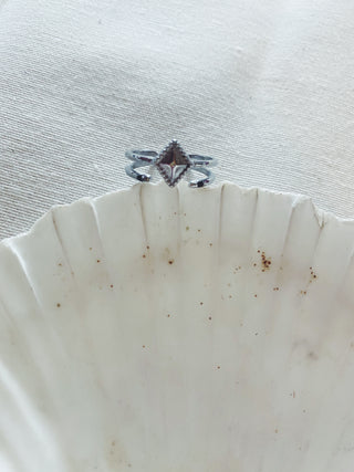 Anillo Rombo detalles negros plata