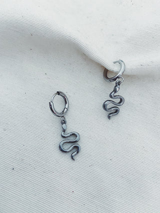 Aritos serpiente ondulada plata