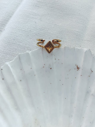 Anillo Rombo detalle negro oro