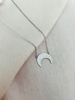 Cadena media luna plata detalle