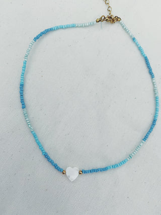 Collar bolitas azules corazón nácar